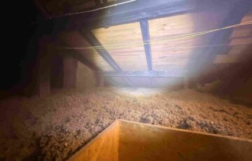 Problem: Zimne sale i astronomiczne rachunki za ogrzewanie w Szkole Podstawowej. Rozwiązanie: Docieplenie stropodachu metodą wdmuchiwania granulatu wełny. Efekt: Odczuwalny komfort cieplny dla uczniów i znaczące oszczędności dla budżetu gminy, które można było przeznaczyć na inne cele.