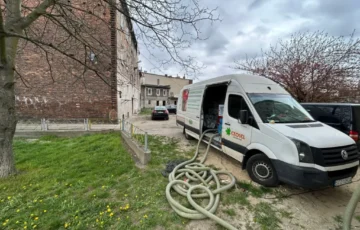 Rozwiązanie: Usunięcie starej, zniszczonej izolacji i aplikacja celulozy, której struktura i dodatek soli boru skutecznie zniechęcają szkodniki. Efekt: Problem kun rozwiązany na stałe, przywrócona pełna termoizolacja i spokój mieszkańców.