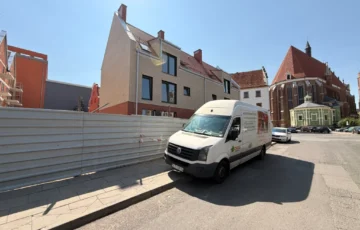 Rozwiązanie: Bezinwazyjne uzupełnienie braków w izolacji metodą wdmuchiwania, bez konieczności remontu. Efekt: Wyeliminowanie strat ciepła i obniżenie rachunków o 35% w kolejnym roku.