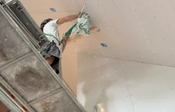 Rozwiązanie: Docieplenie stropodachu metodą wdmuchiwania granulatu wełny. Efekt: Odczuwalny komfort cieplny dla uczniów i znaczące oszczędności dla budżetu gminy, które można było przeznaczyć na inne cele.