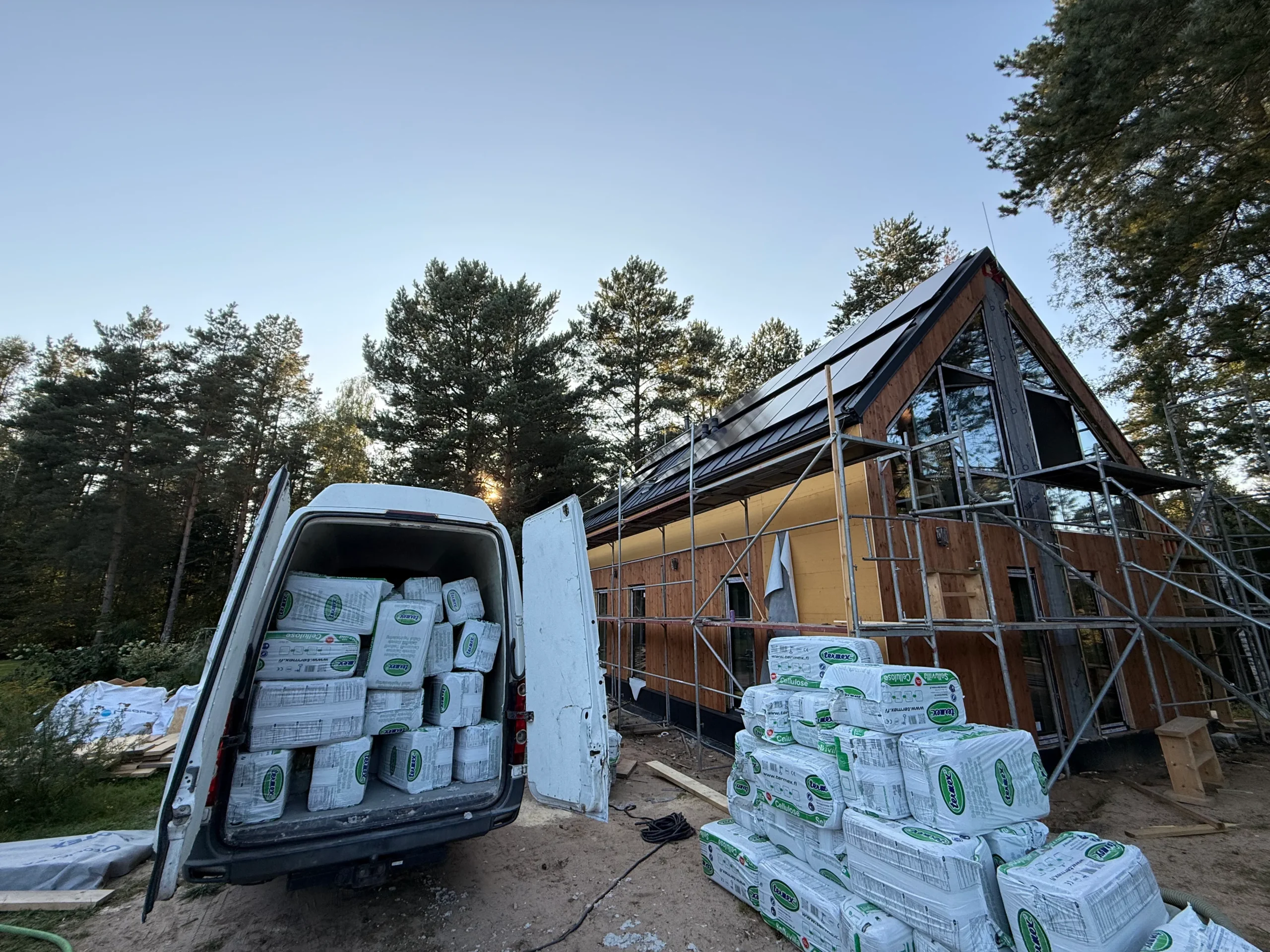 Ekipa Ekocel Docieplenia podczas bezpłatnego audytu poddasza – pomiar grubości izolacji przed wyceną ocieplenia celulozą i wełną